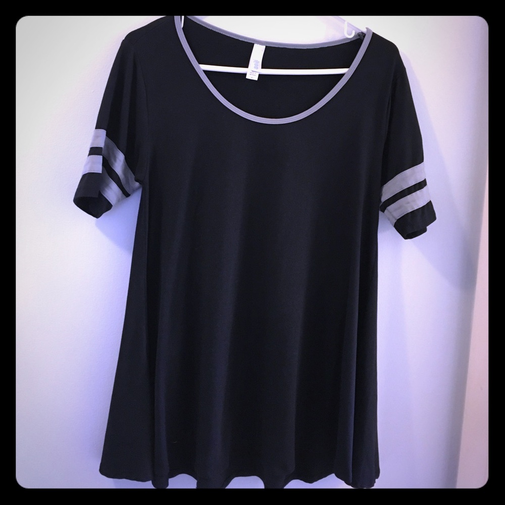 💥LAST CHANCE!💥 Lularoe Perfect Tee - XS